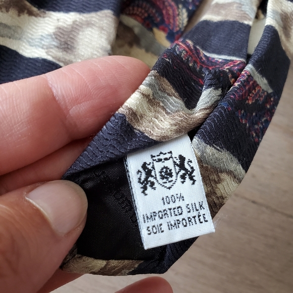 Metropolitan Museum of Art 100% silk tie - Picture 6 of 7